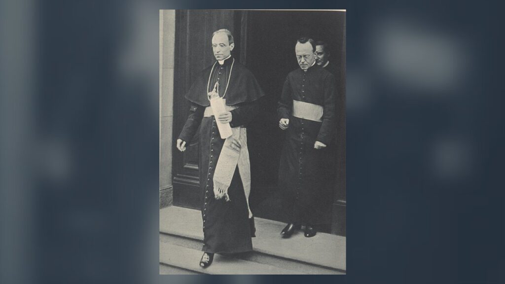 Eugenio Pacelli, núncio apostólico na Alemanha, com o padre Robert Leiber após a concordata prussiana de 1929