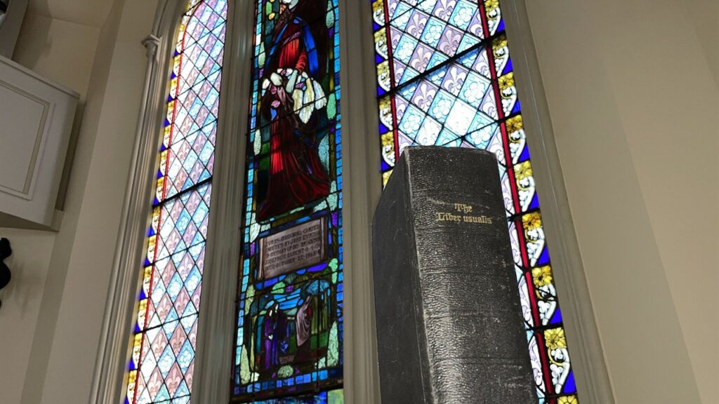 Exemplar do Liber Usualis, livro com os cantos gregorianos da Missa e do Ofício, sobre o parapeito de uma capela