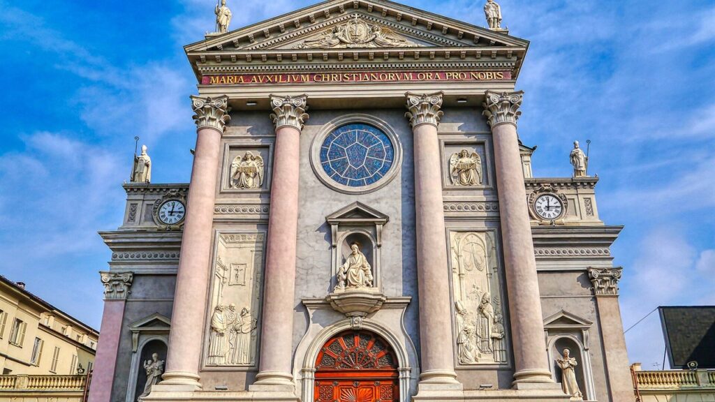 Fachada da basílica de Maria Auxiliadora em Turim, com a inscrição Auxilium Christianorum