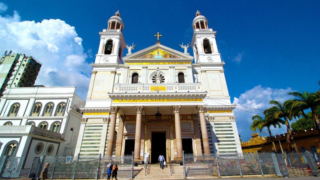 Fachada da Basílica Santuário de Nazaré, erguida no lugar onde Plácido achou a imagem