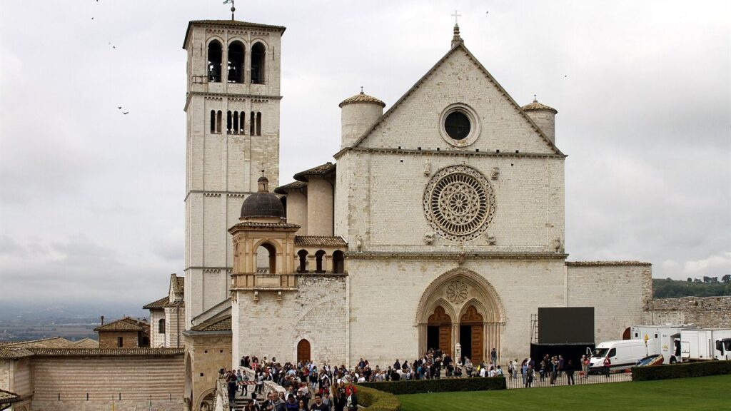 Fachada da Basílica Superior de São Francisco, em Assis, onde Carlo Acutis foi beatificado em 2020