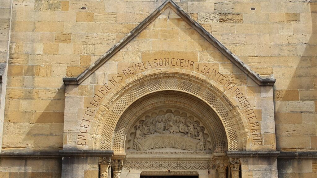 Fachada da capela das aparições em Paray-le-Monial, onde a santa relatou ver o Coração de Jesus