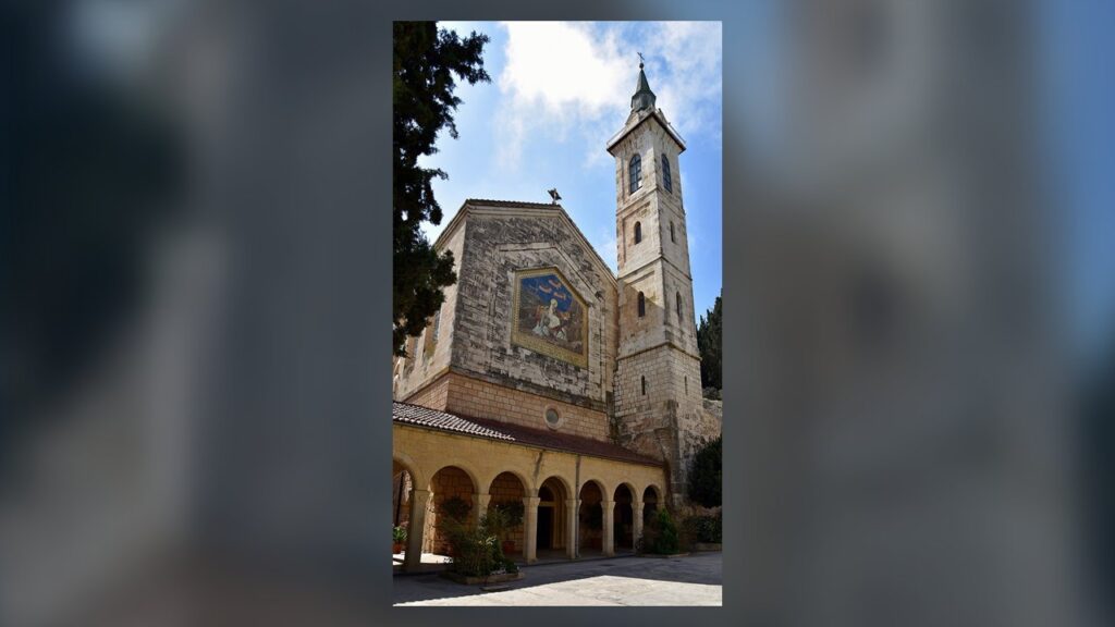 Fachada da Igreja da Visitação em Ain Karem, com o mosaico de Maria a caminho da casa de Isabel