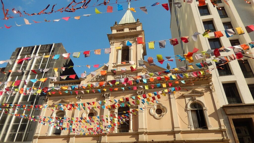 Fachada da Igreja de Santo Antônio enfeitada com bandeirinhas de festa junina em São Paulo