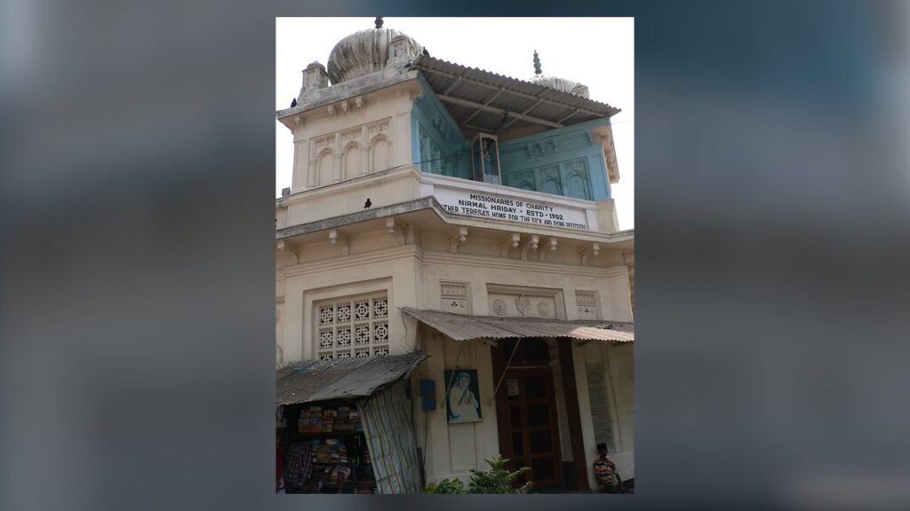 Fachada de Nirmal Hriday, a casa para moribundos que Madre Teresa abriu em Kalighat em 1952