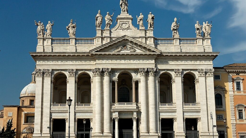 Fachada de São João de Latrão, a catedral da diocese de Roma, cujo bispo é o Papa