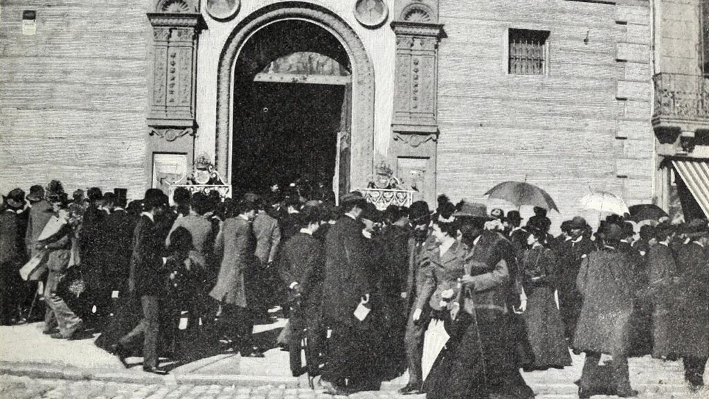 Fiéis de Madri entram na igreja das Calatravas na manhã das Cinzas para receber o sinal