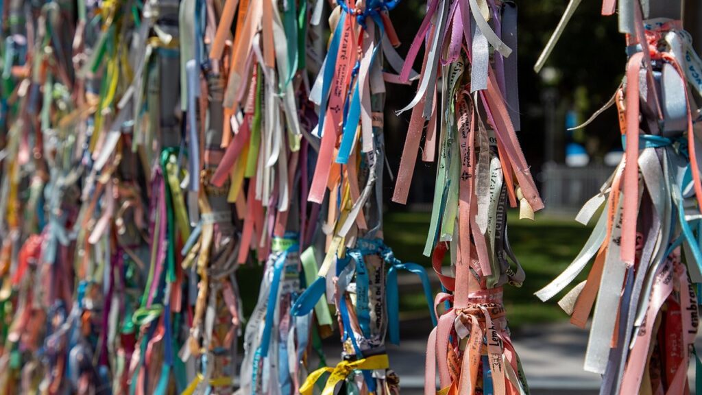 Fitas coloridas amarradas pelos devotos junto à Basílica de Nazaré, sinal de pedidos e promessas