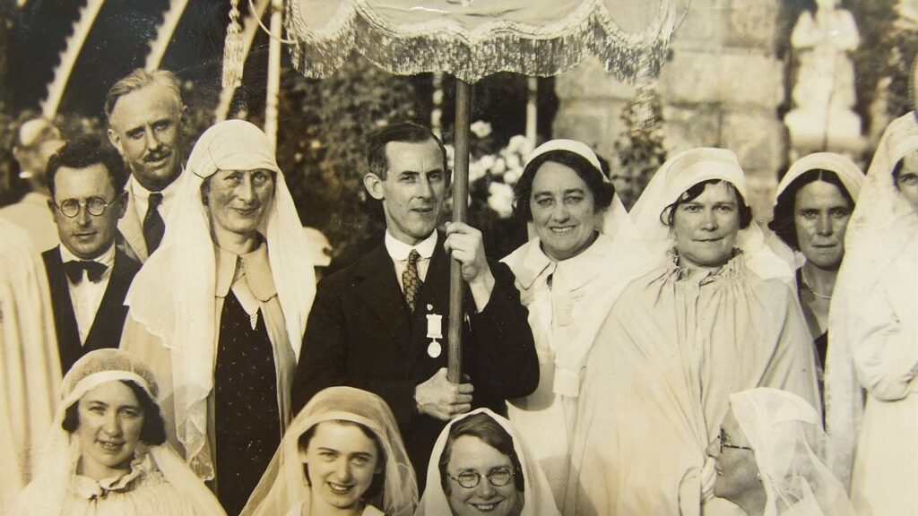 Frank Duff segura um estandarte entre membros da Legião de Maria, em 1934