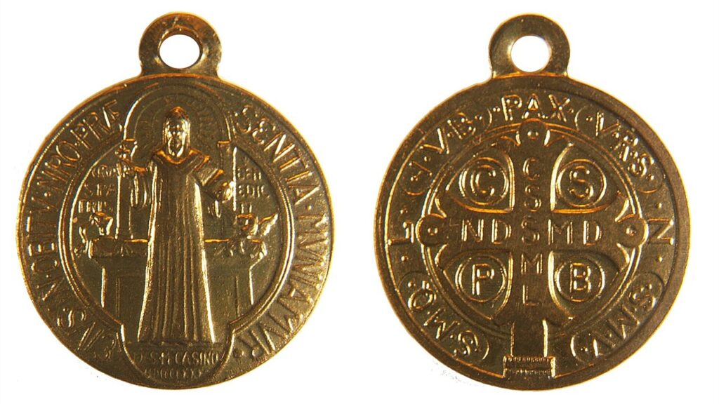 Frente e verso da Medalha de São Bento, com a cruz e as iniciais das orações contra o mal