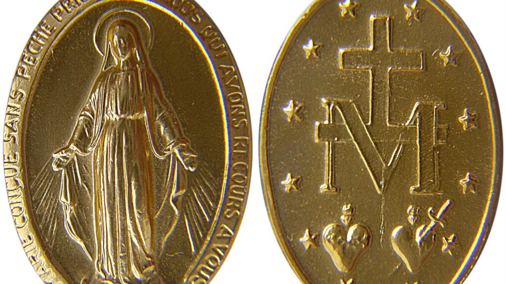 Frente e verso da Medalha Milagrosa, com Nossa Senhora e o monograma de Maria sob a cruz