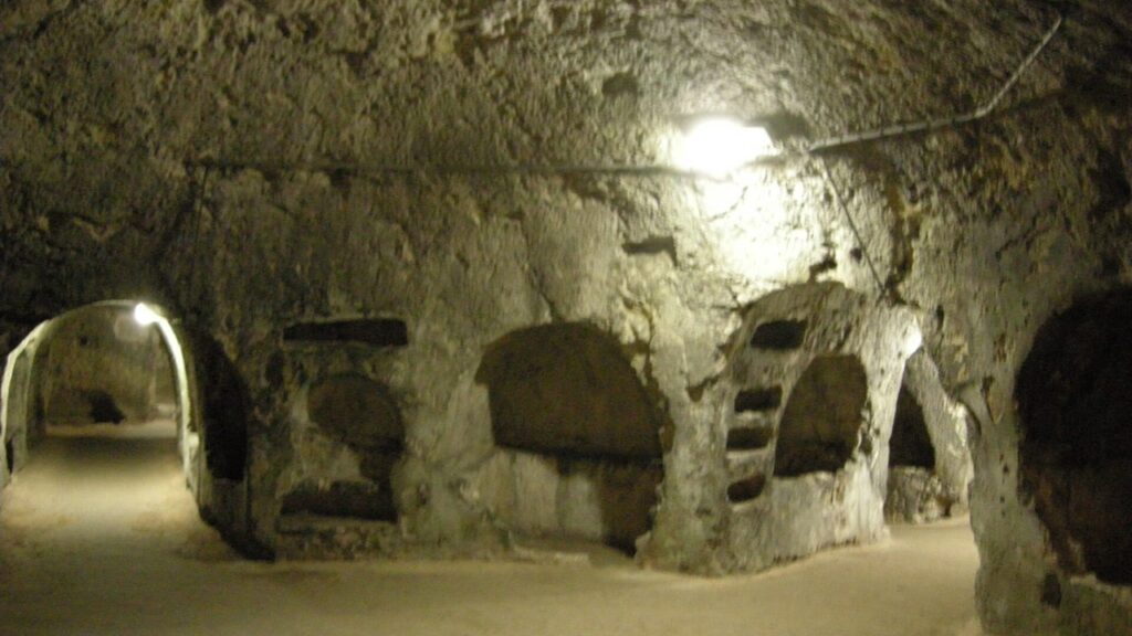 Galeria das catacumbas de São João, em Siracusa, onde foi achada a lápide de Euskia que cita Luzia