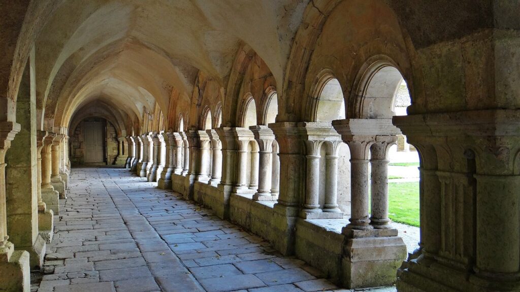 Galeria do claustro românico da abadia cisterciense de Fontenay, coração da clausura