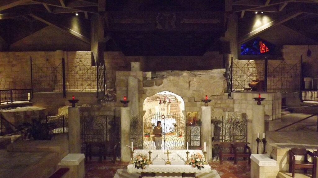 Gruta da Anunciação na igreja inferior da basílica, venerada como parte da casa de Maria