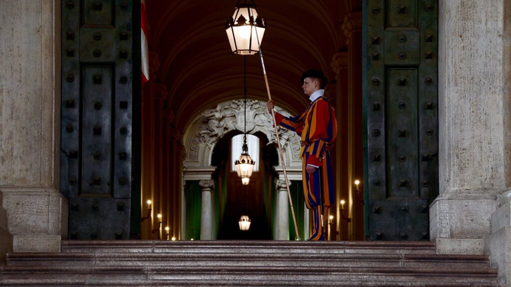 Guarda suíço de sentinela no Portão de Bronze, entrada do Palácio Apostólico do Vaticano