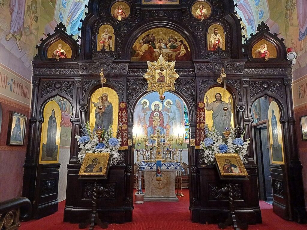 Iconóstase de uma igreja ortodoxa em Varsóvia, típica da liturgia oriental