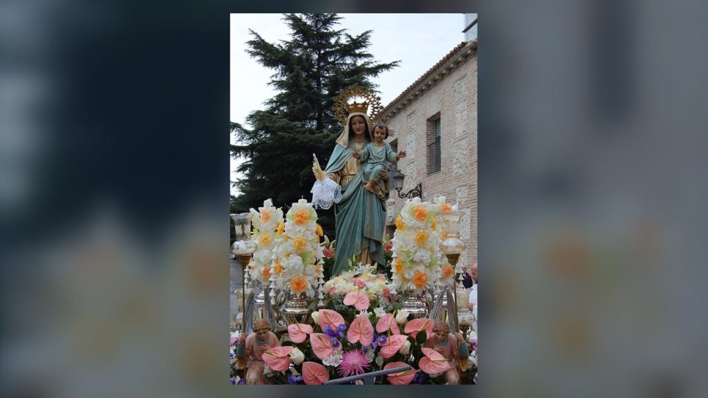 Imagem da Virgem das Candeias com o Menino e uma vela na mão, levada em procissão
