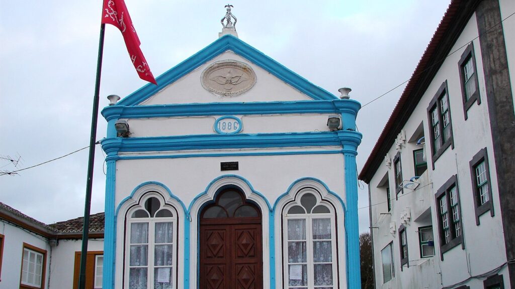 Império do Espírito Santo de 1886 na ilha Terceira, Açores, com a bandeira vermelha do Divino