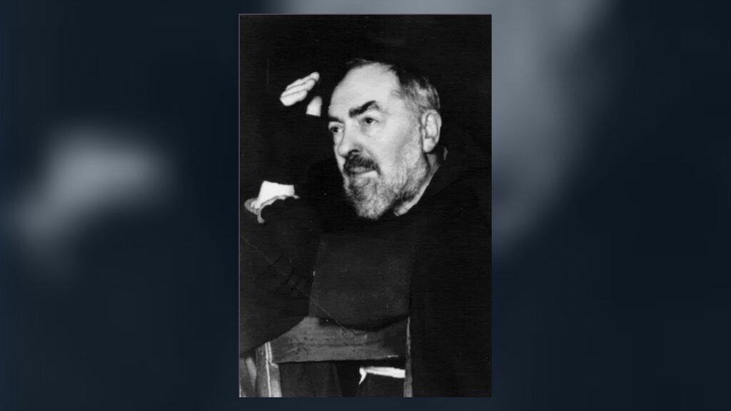 São Padre Pio abençoando, fotografia de 1947
