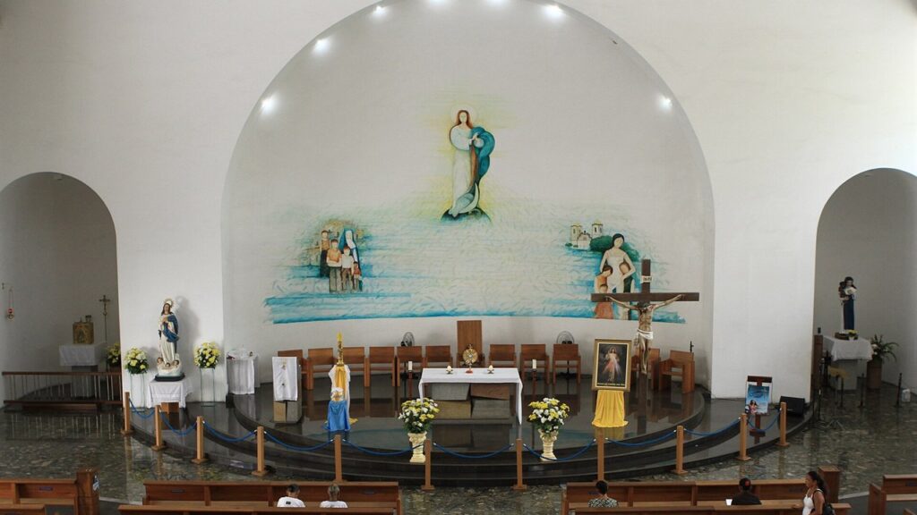 Interior da igreja ao lado das Obras Sociais, hoje Santuário Santa Dulce dos Pobres, em Salvador