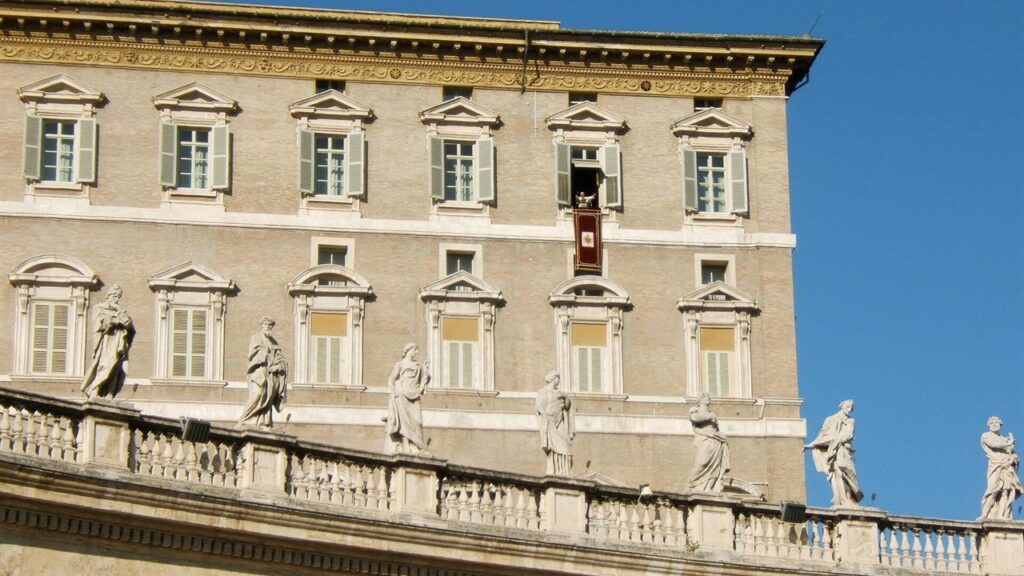Janela do Palácio Apostólico de onde o Papa reza o ângelus com os fiéis na Praça de São Pedro