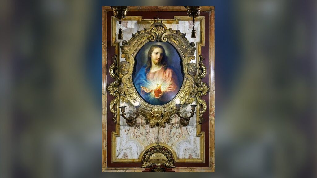 Jesus mostra o coração em chamas com a cruz, a imagem clássica da devoção ao Coração de Jesus
