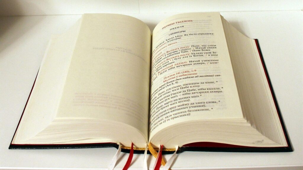 Livro da Liturgia das Horas aberto, com fitas marcadoras, em edição bielorrussa do Ofício