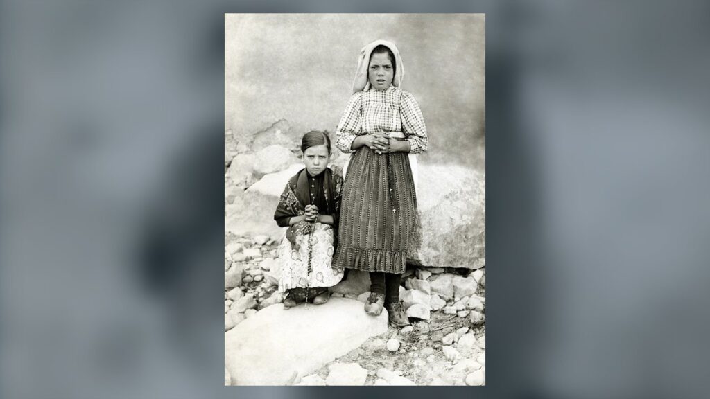 Lúcia e Jacinta com o terço em 1917, ano em que ouviram o anúncio dos primeiros sábados