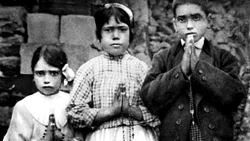 Lúcia, Francisco e Jacinta com o terço nas mãos, os videntes a quem foi pedido o terço diário