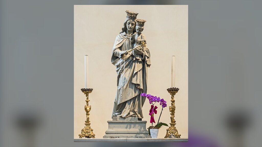 Maria Auxiliadora coroada, com o Menino Jesus e o cetro, na catedral de Treviso