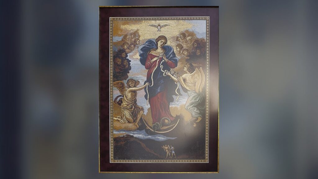 Maria desata os nós da fita entregue pelos anjos e pisa a serpente, cópia fiel do quadro de Augsburgo