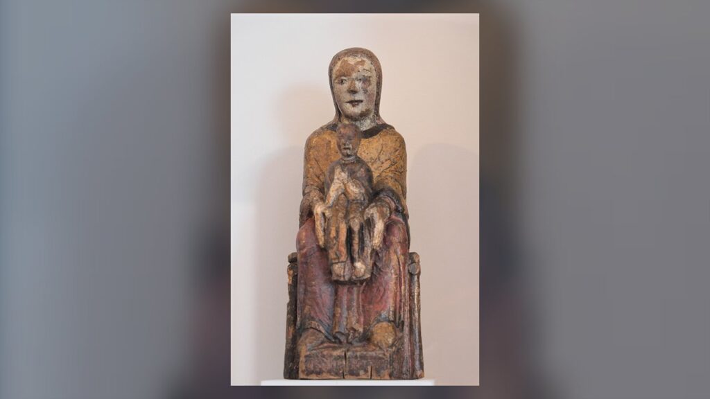 Maria sentada com o Menino no colo, a imagem medieval da invocação Sede da Sabedoria