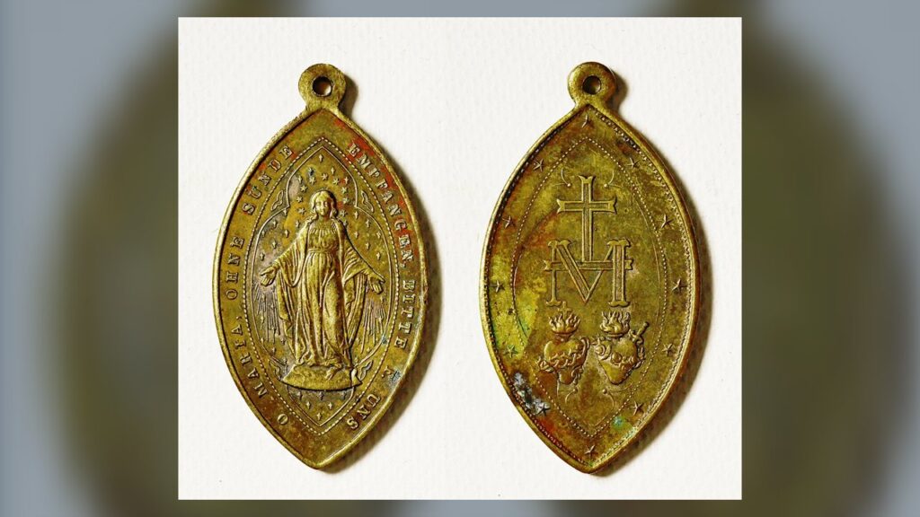 Medalha Milagrosa antiga com a Imaculada, a mesma imagem que aparece no vexillum