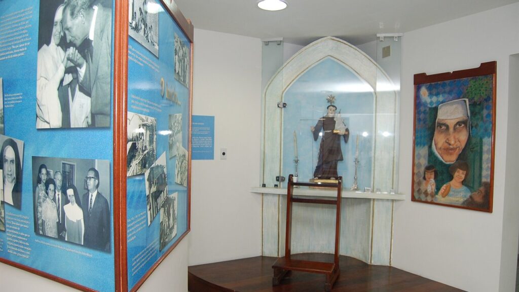 Memorial Irmã Dulce com fotografias históricas da religiosa e um retrato pintado dela
