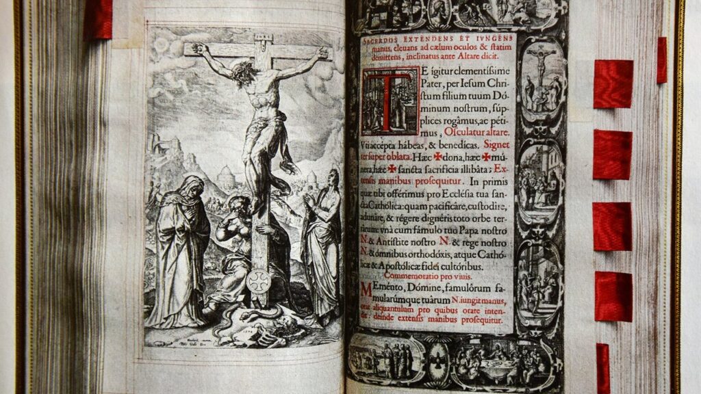 Missal Romano de 1572 aberto no início do Cânon, a oração eucarística, com gravura da Crucifixão
