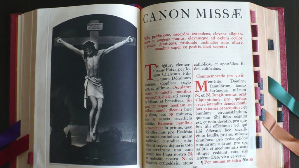 Missal Romano de 1962 aberto no Cânon da Missa, livro que segue o calendário tradicional