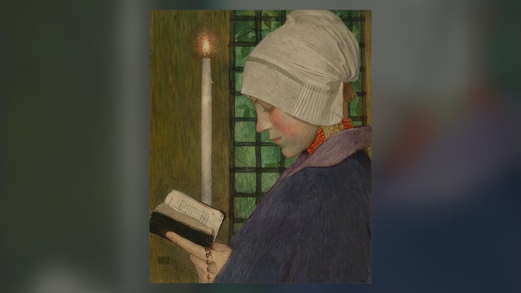 Mulher reza com o livro e o terço diante de uma vela acesa no dia da Candelária