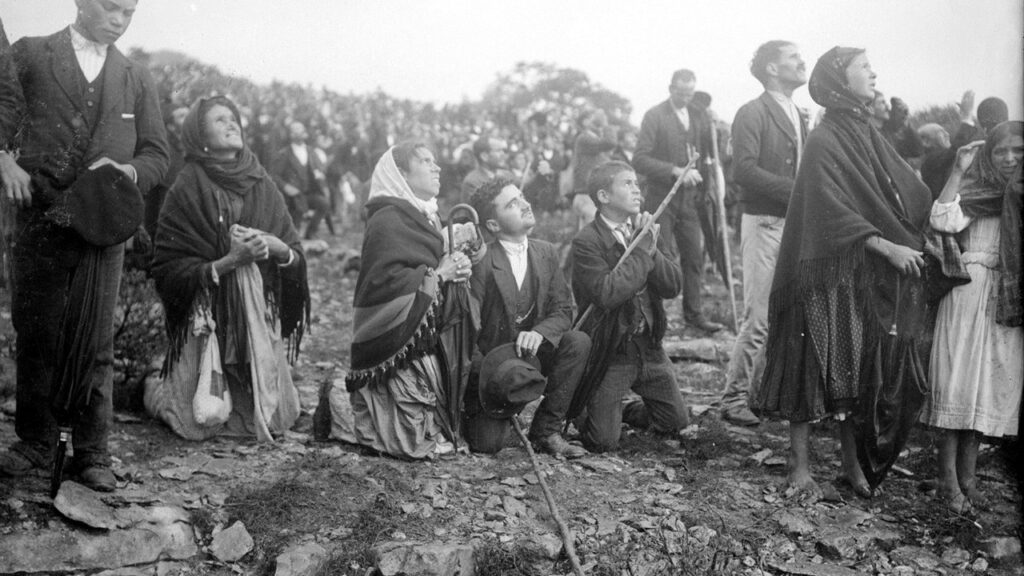 Multidão em Fátima olha o milagre do sol em 13 de outubro de 1917, dia da visão de Nossa Senhora do Carmo