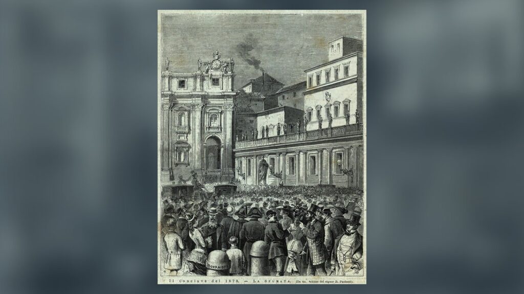 Multidão na Praça de São Pedro observa a fumaça da chaminé durante o conclave de 1878