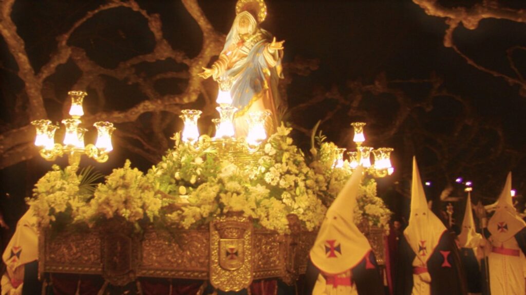 Nossa Senhora das Dores levada em procissão na Semana Santa, piedade popular ligada à Paixão