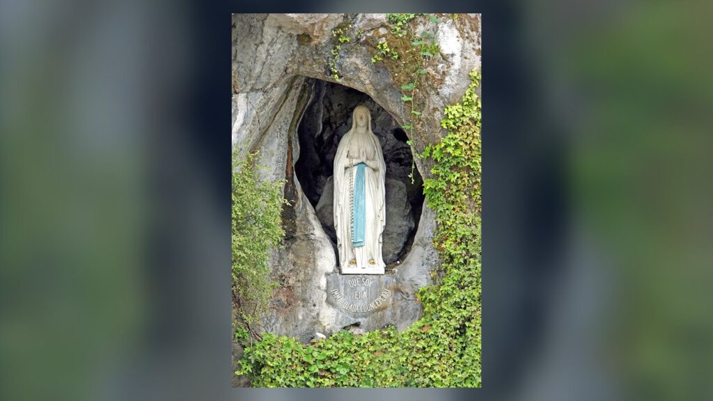 Gruta de Massabielle com a imagem de Nossa Senhora de Lourdes