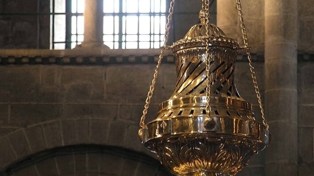 O Botafumeiro, turíbulo gigante da catedral de Santiago de Compostela, suspenso na nave