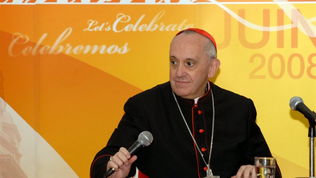 O cardeal Jorge Mario Bergoglio, futuro Papa Francisco, que difundiu a devoção na Argentina