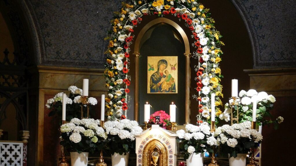 O ícone original do Perpétuo Socorro sobre o altar-mor da igreja de Santo Afonso, em Roma