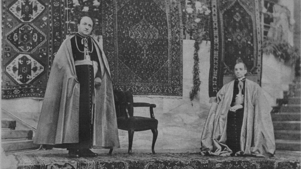 O núncio Pacelli ao lado do bispo de Berlim, Christian Schreiber, na despedida da nunciatura em 1929