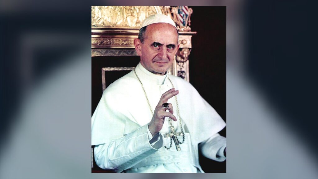 O Papa Paulo VI no trono, que em 1968 reduziu os títulos de monsenhor a três graus