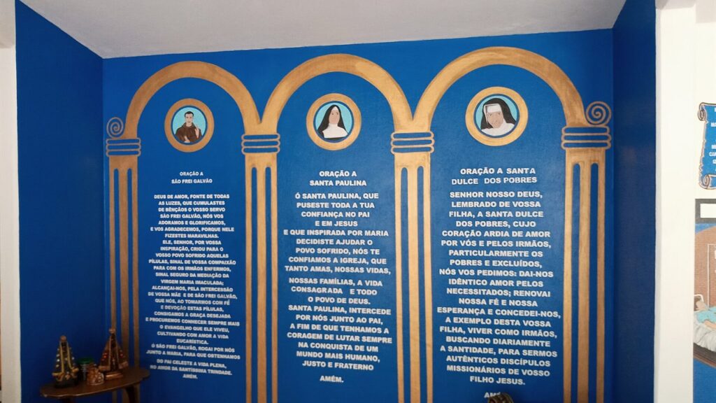 Oratório com as orações a Frei Galvão, Santa Paulina e Santa Dulce dos Pobres, santos ligados ao Brasil