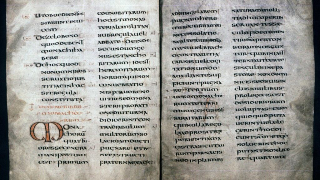 Páginas de um dos mais antigos manuscritos da Regra de São Bento, com o capítulo sobre os tipos de monges