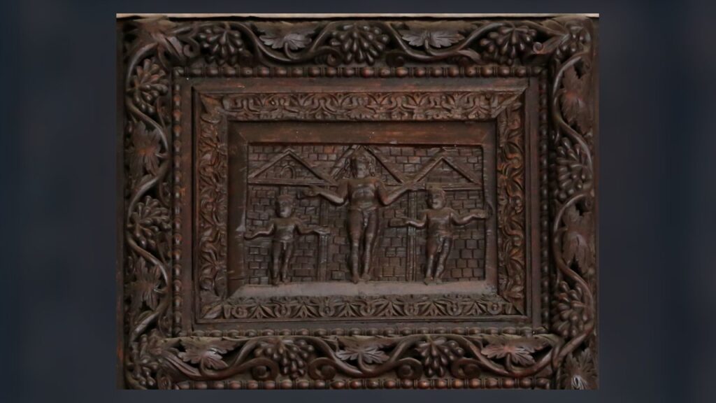 Painel da crucificação na porta de Santa Sabina, uma das primeiras imagens públicas de Cristo crucificado