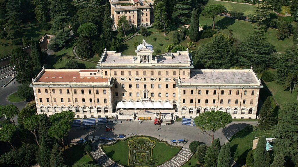 Palácio do Governatorato, sede do governo civil do Estado da Cidade do Vaticano, entre os jardins